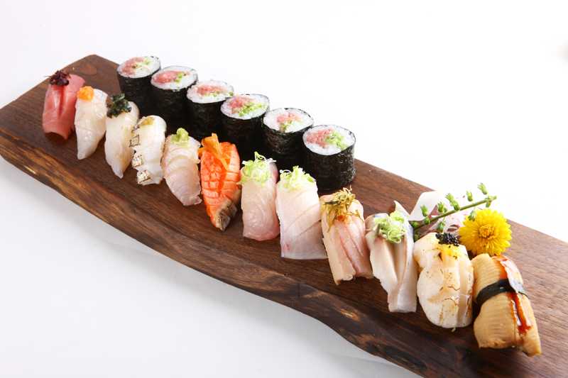 Sushi Deluxe (18 pcs)